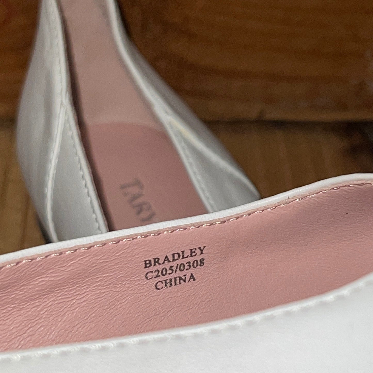 Taryn Rose • Bradley •Slip on Flat 6M White Leather