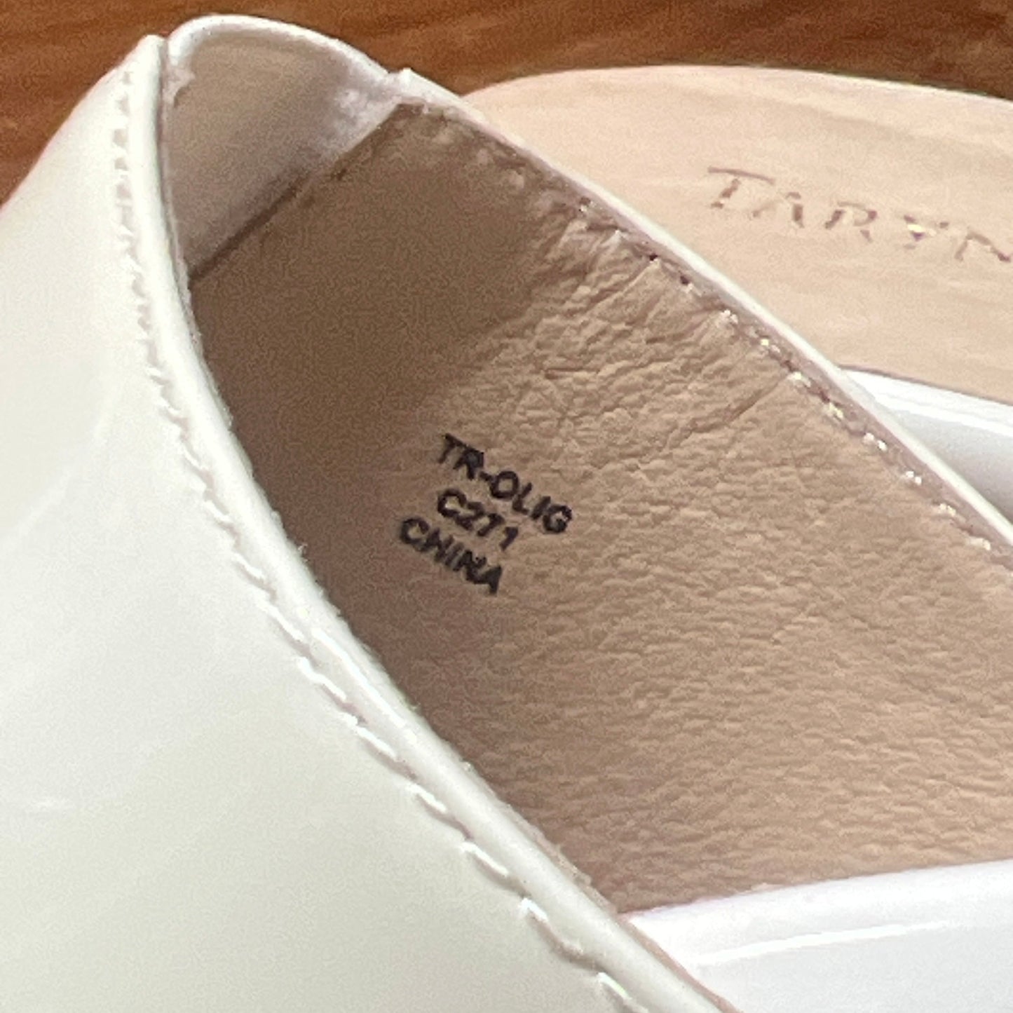 Taryn Rose • Olig • Patent Leather Slide 6M Winter White/White Leather