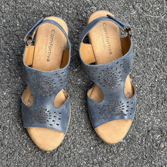 Women’s Comfortiva Felda Sandal 6.5M Blue Leather