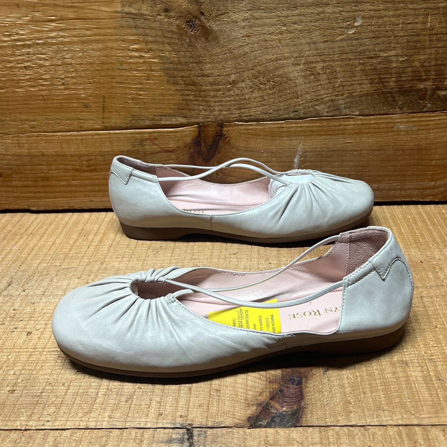 Women’s Taryn Rose •Bryan• Pleated Vamp Flat 6M Bone Leather