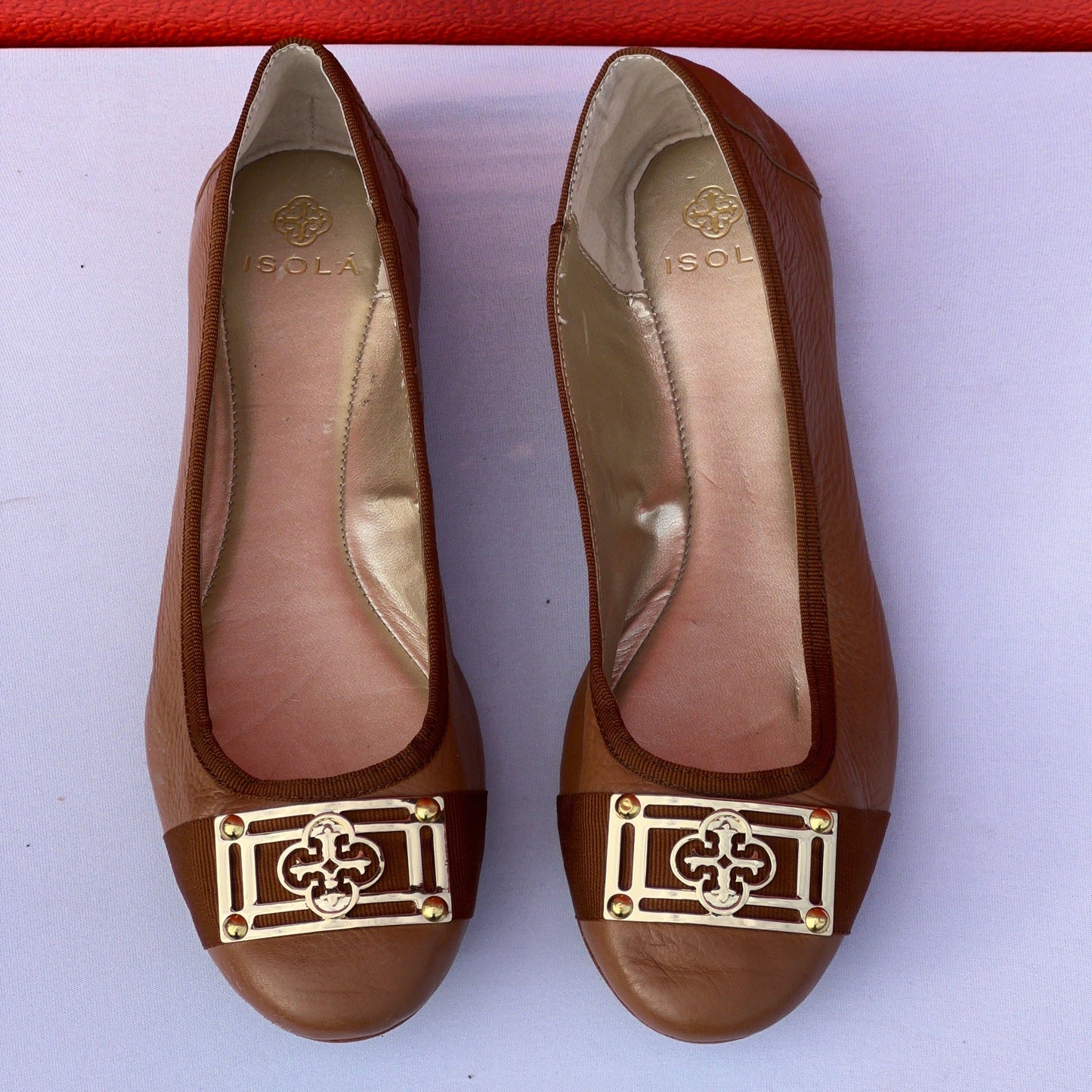 Woman’s Isola •Bricen• Signature Flat 8M Tan Leather