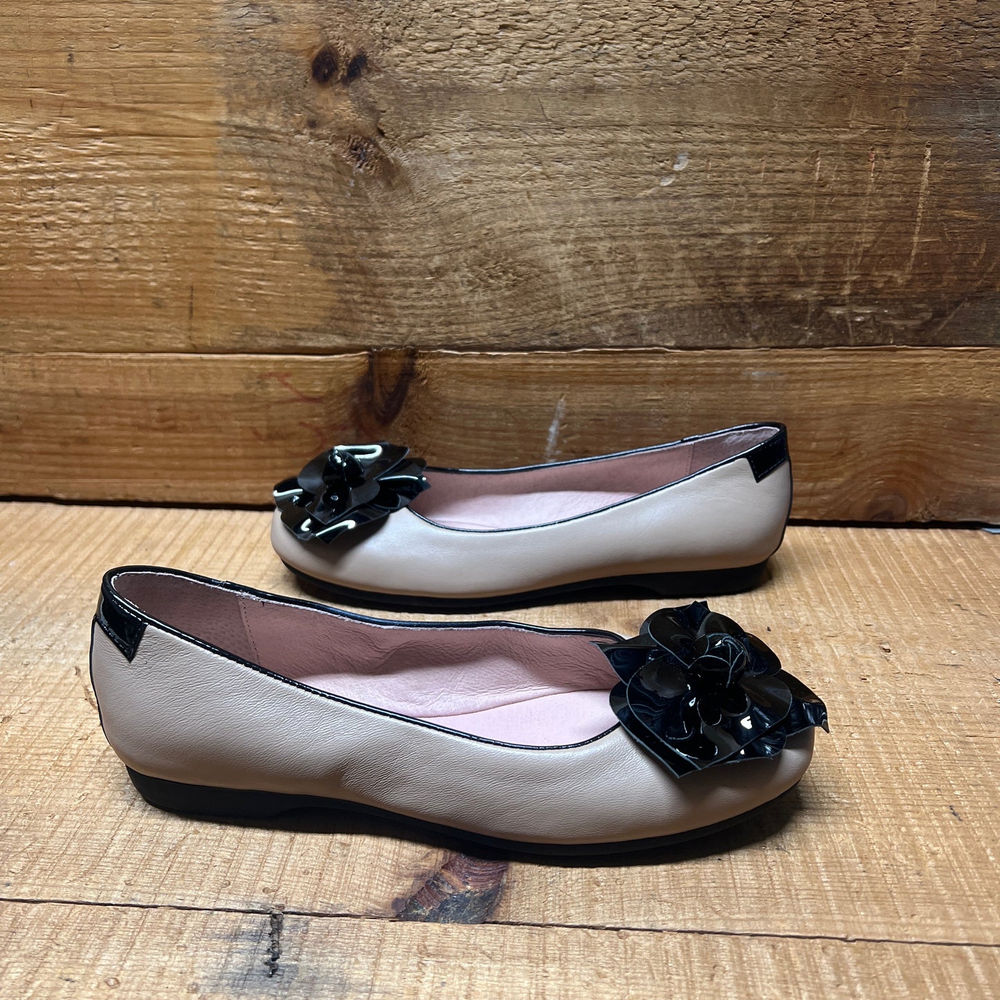 Taryn Rose • Berndt •Slip on  Leather Flat 6M  Nutmeg/Black Patent