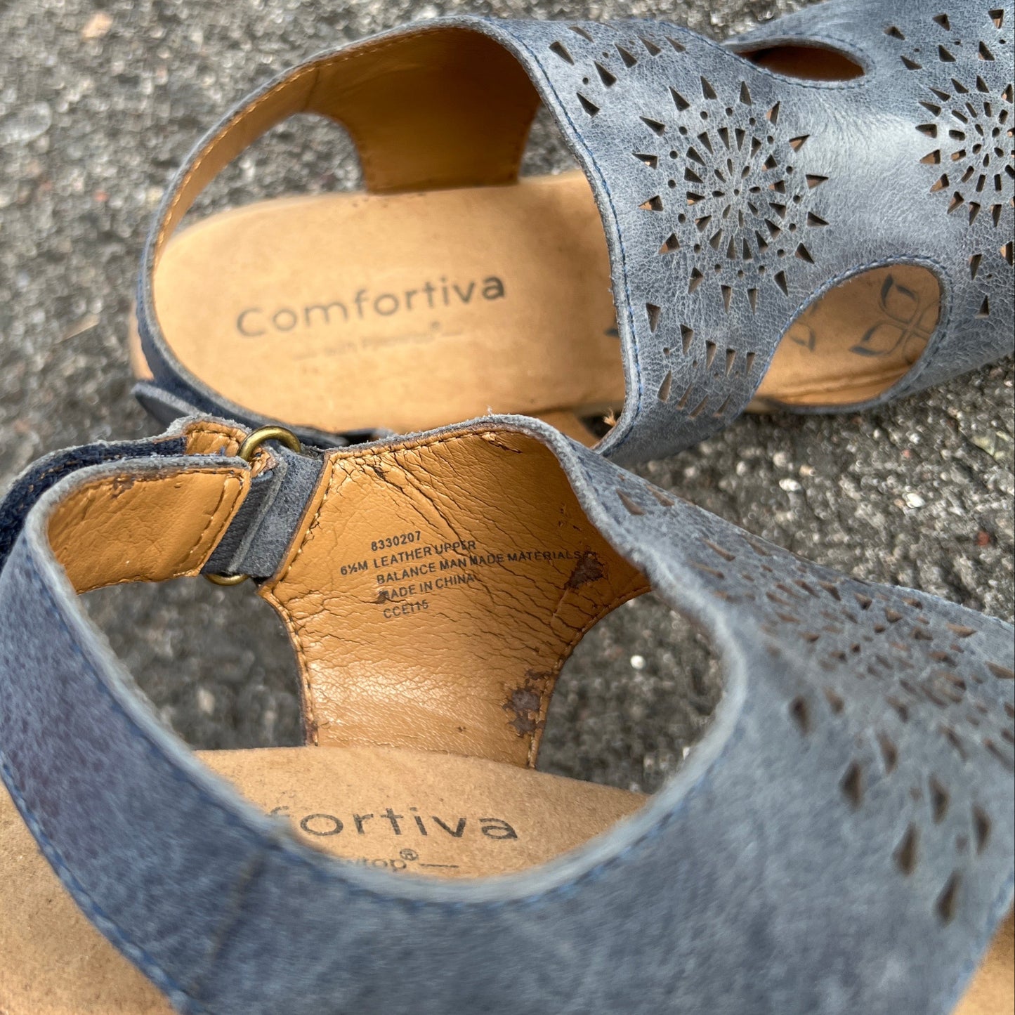 Women’s  Comfortiva Felda Sandal 6.5M Blue Leather