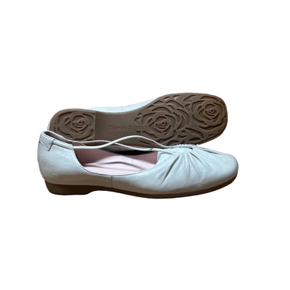 Women’s Taryn Rose •Bryan• Pleated Vamp  Flat 6M  Bone  Leather