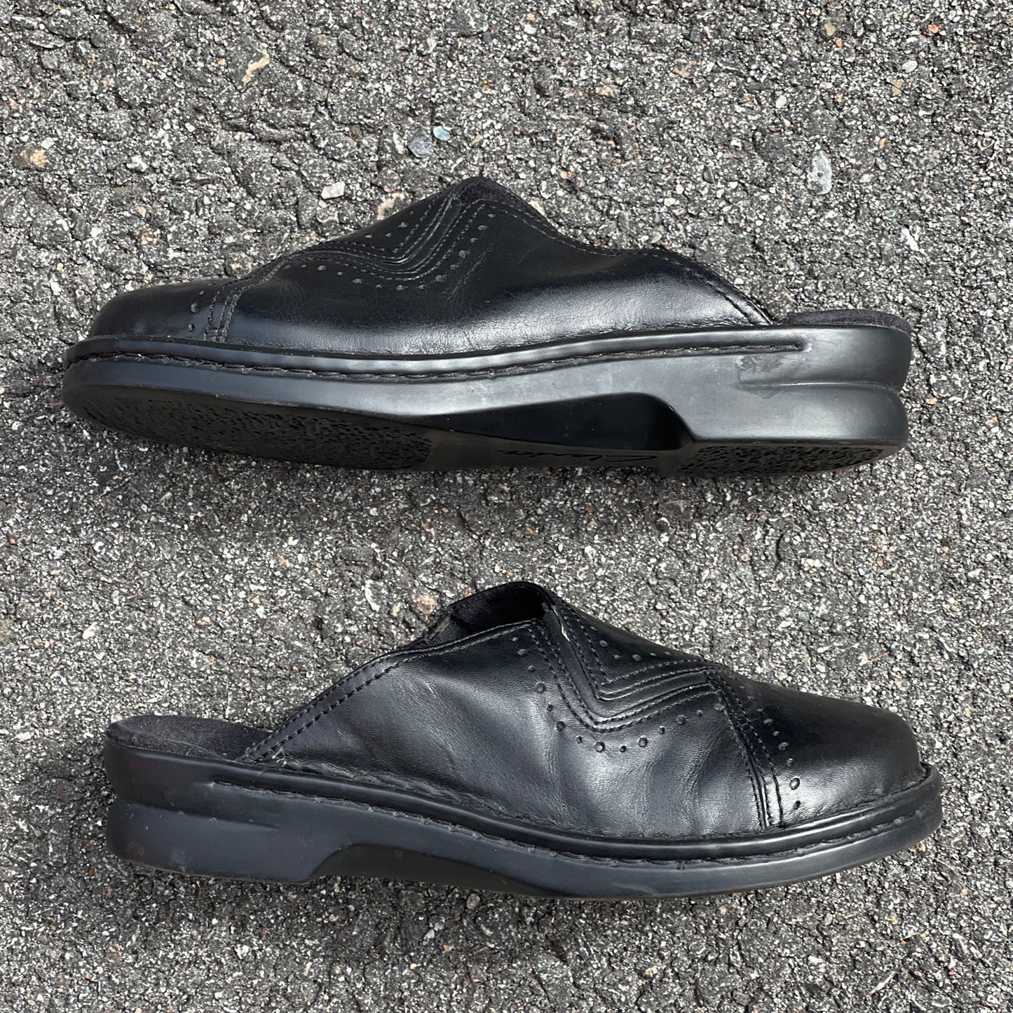 Woman’s  Clarks  Open-back Clog. 7W Black Leather