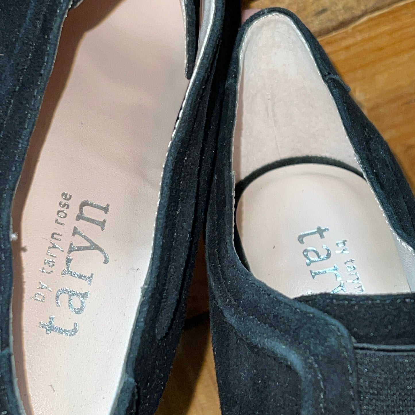 Taryn by Taryn Rose •Tryna•Gored-vamp Pump 6M  Black Kid Suede Leather