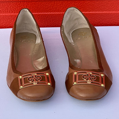 Woman’s Isola •Bricen• Signature Flat 8M Tan Leather