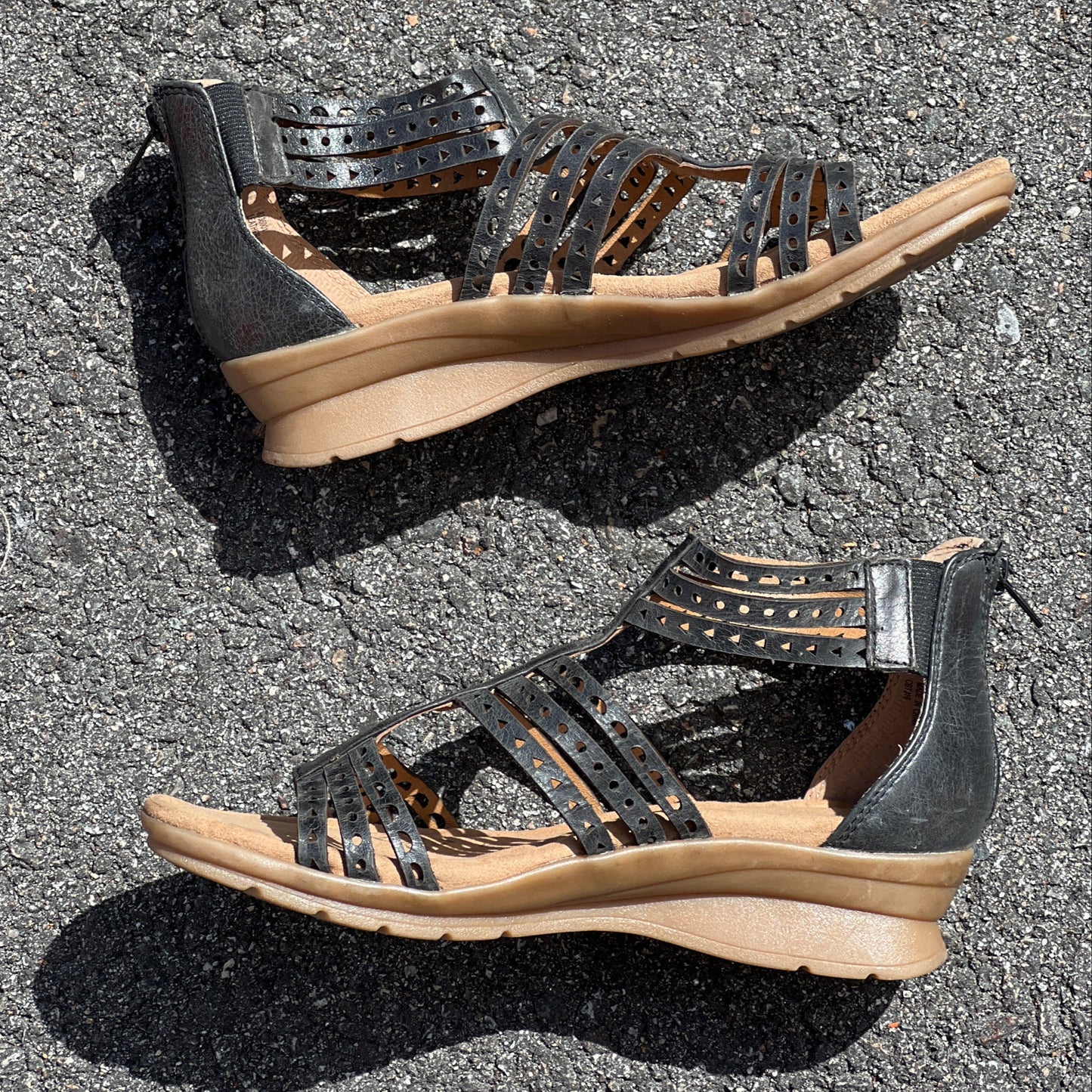 Women’s  Comfortiva Kaelin Gladiater Sandal  7.5W Black Leather