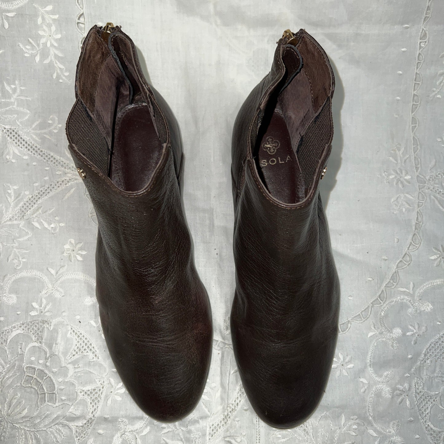 Woman’s Isola CHELSEA boot 8.5M Brown Leather