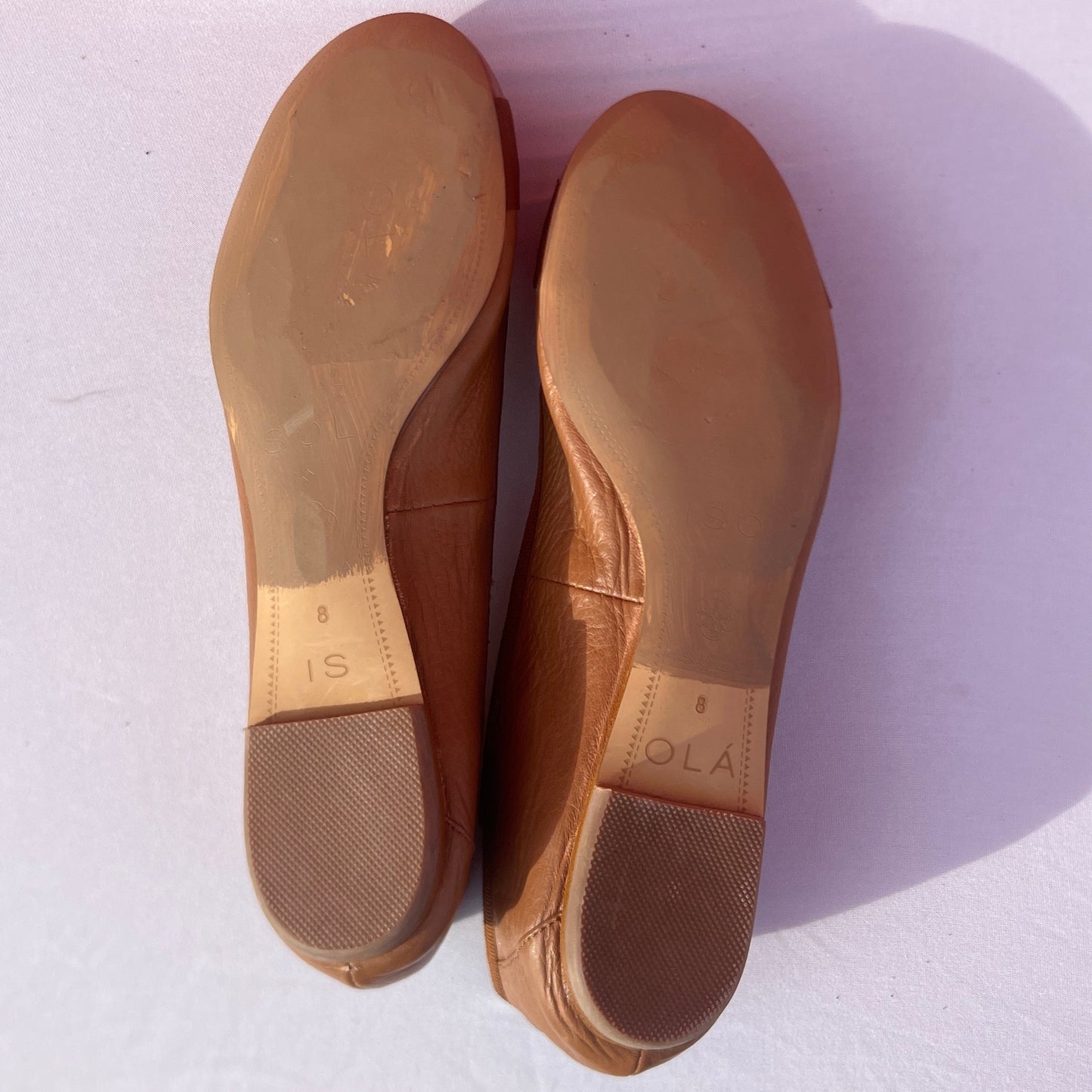 Woman’s Isola •Bricen• Signature Flat 8M Tan Leather