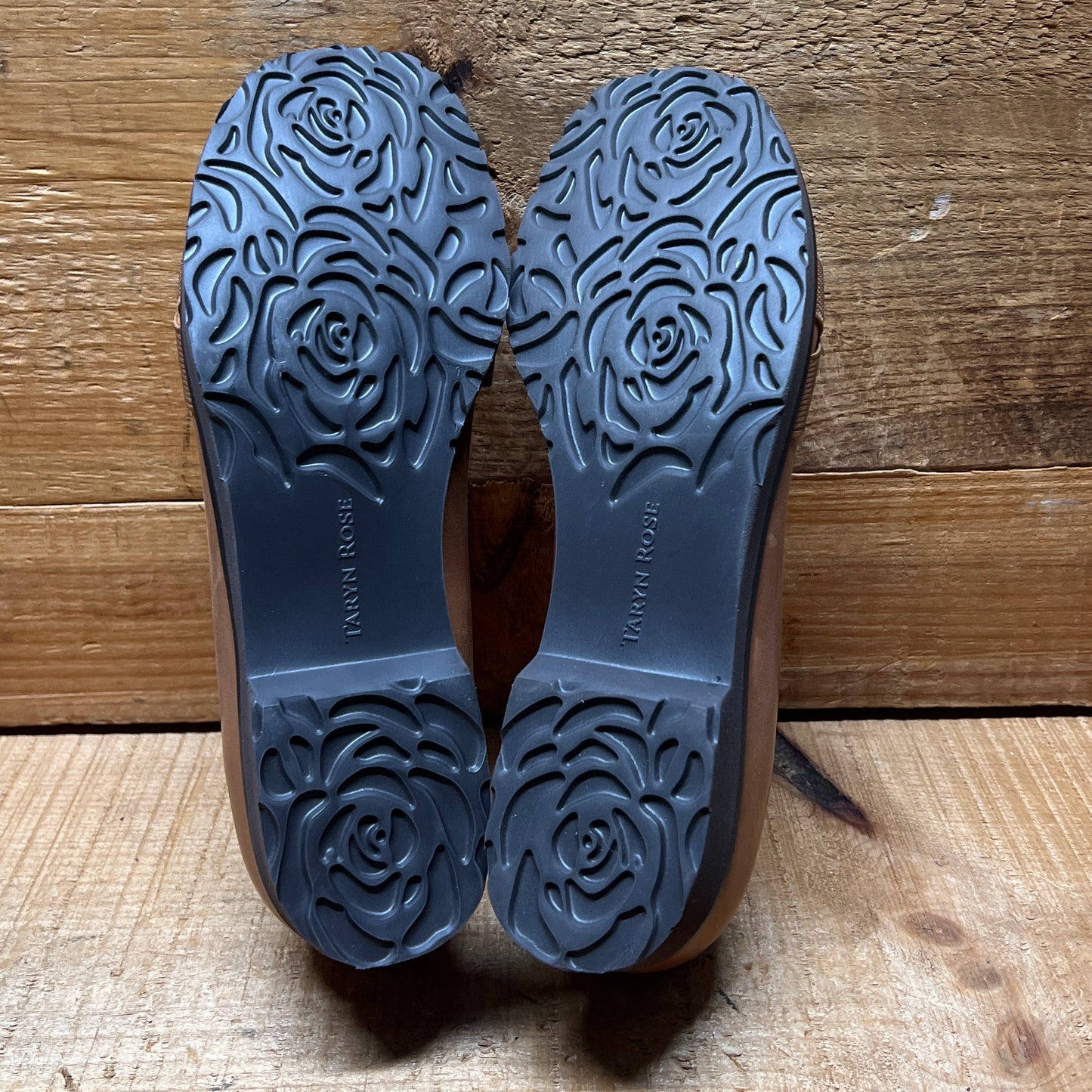 Taryn Rose - Traveler • Jaz • Slip-on 6M Tan Leather