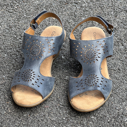 Women’s  Comfortiva Felda Sandal 6.5M Blue Leather
