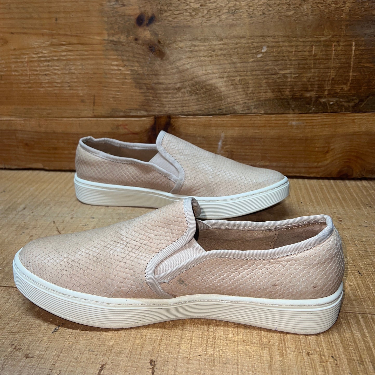 Woman’s Sofft Somers twin gore Slip-on  8.5M Blush Reptile Embossed Leather