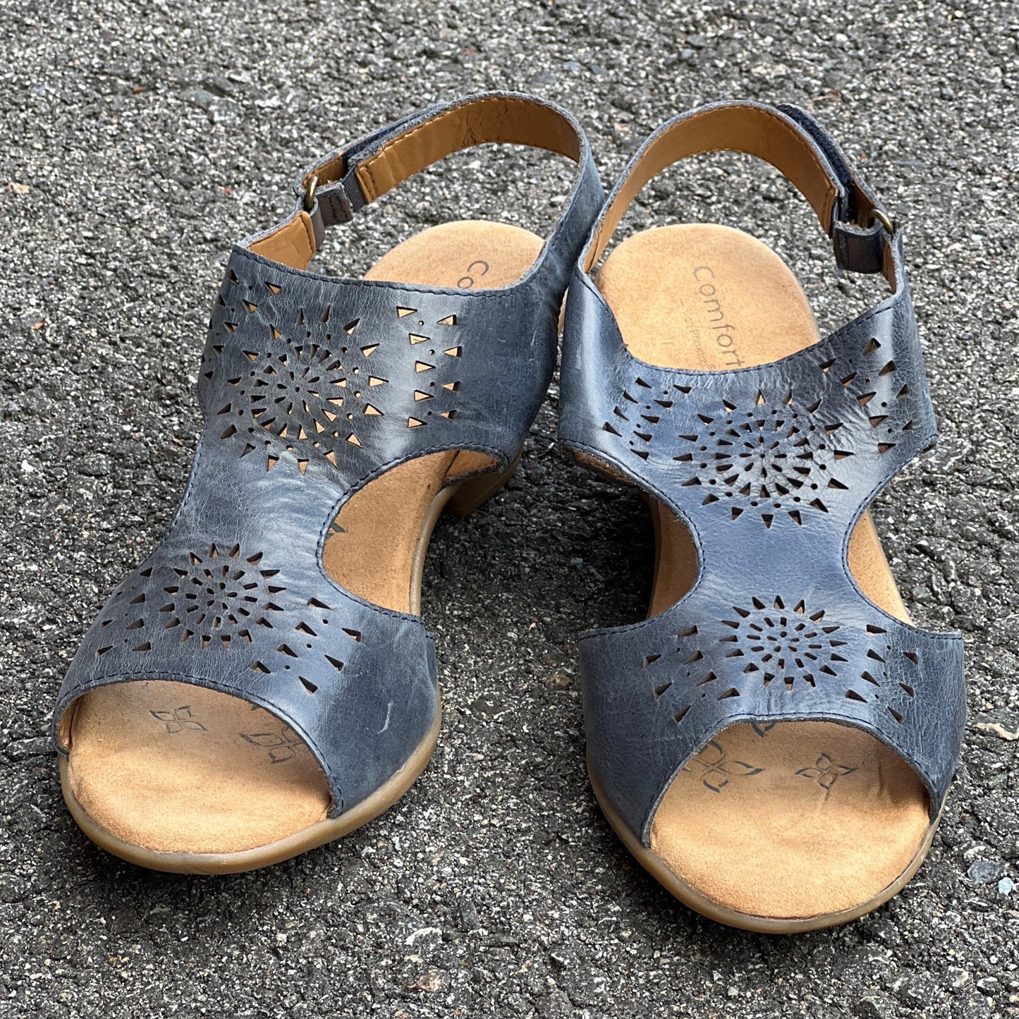 Women’s Comfortiva Felda Sandal 9.5W Blue leather