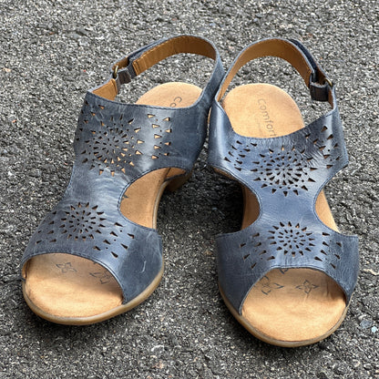 Women’s Comfortiva Felda Sandal 9.5W Blue leather